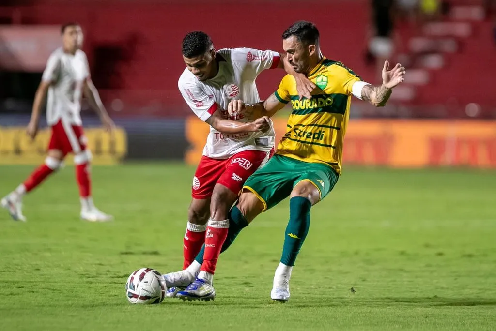 Náutico-PE 1 x 0 Cuiabá-MT - Timbu dorme líder da Série B 2 Náutico Cuiabá Série B