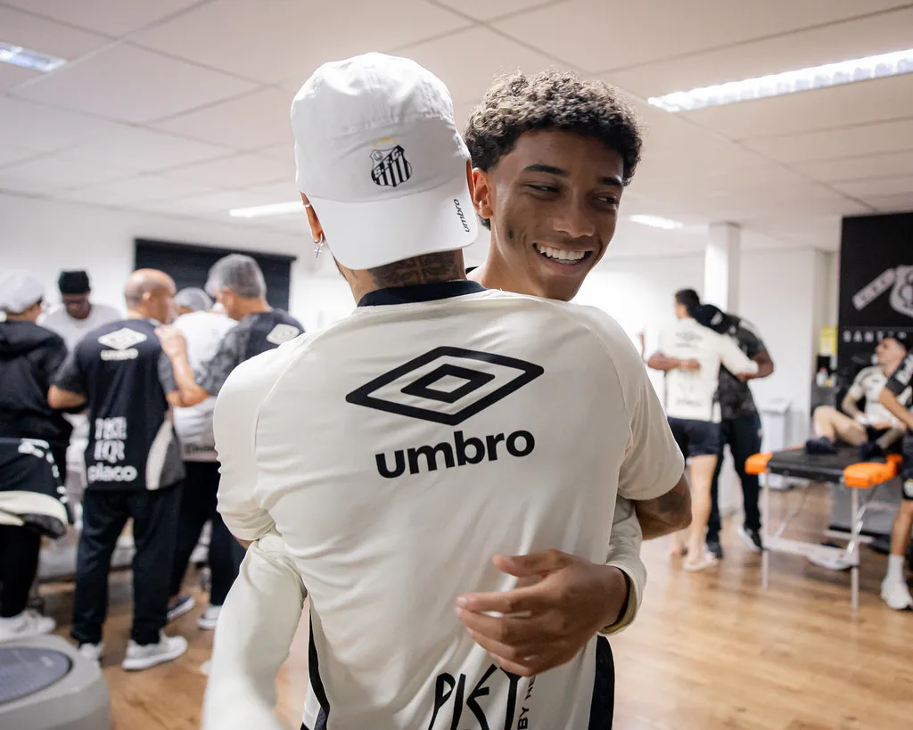 Neymar celebra convocação no CT do Santos: "Para todos que estiveram comigo" 2 Neymar abraço Robinho Júnior