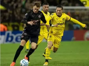 Corinthians antecipa vaga da Libertadores com empate do Peñarol