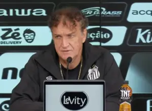 Cuca admite atuação fraca do Santos e minimiza confusão da arbitragem com Neymar