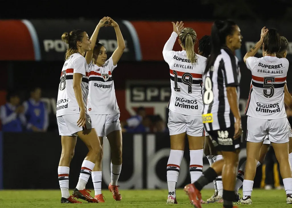 BRASILEIRO FEMININO: Corinthians reassume o topo da tabela 2 São Paulo bate Santos Brasileiro Feminino