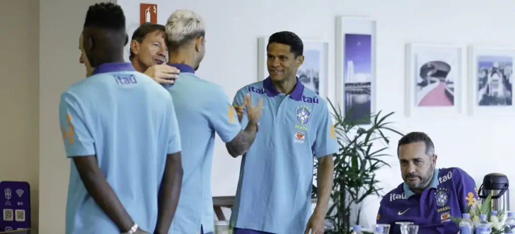 Atletas da seleção chegam à Granja Comary de helicóptero para preparação