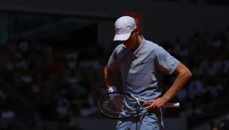 sinner passa mal e cai em roland garros