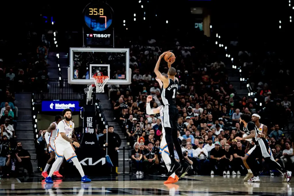 Spurs vencem Thunder e forçam jogo 7 na decisão do Oeste
