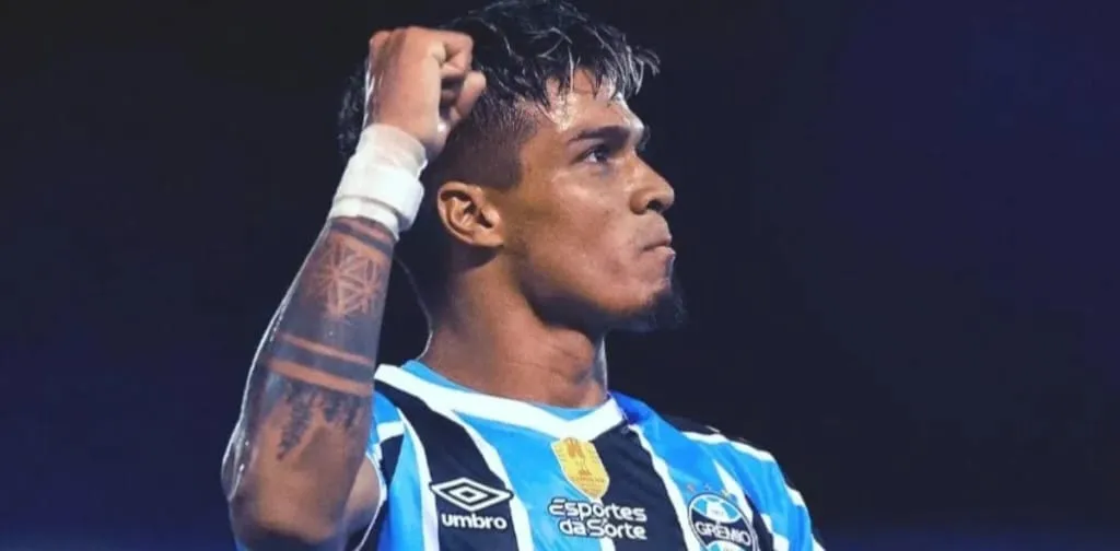 Grêmio recebe cobrança de clube uruguaio por dívida com Arezo