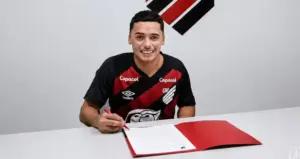 Athletico assina primeiro contrato com joia da base