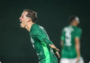Treinador Rodrigo Santana comete um erro atrás do outro