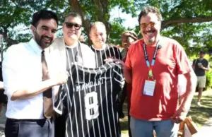 Prefeito de Nova York é presenteado por Casagrande e dirigentes após fala sobre o Corinthians