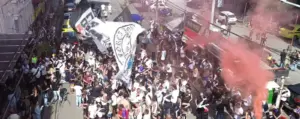 Torcida do Vasco protesta em apoio ao enteado de Leila Pereira