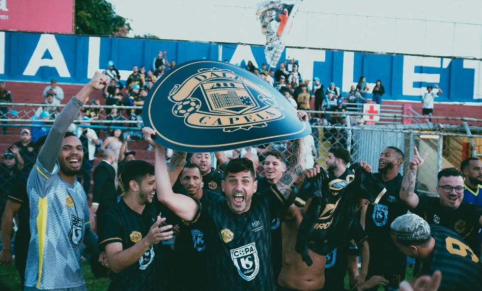 Dale Capela em festa após vitória contra o Ajax (Divulgação/Sabesp)
