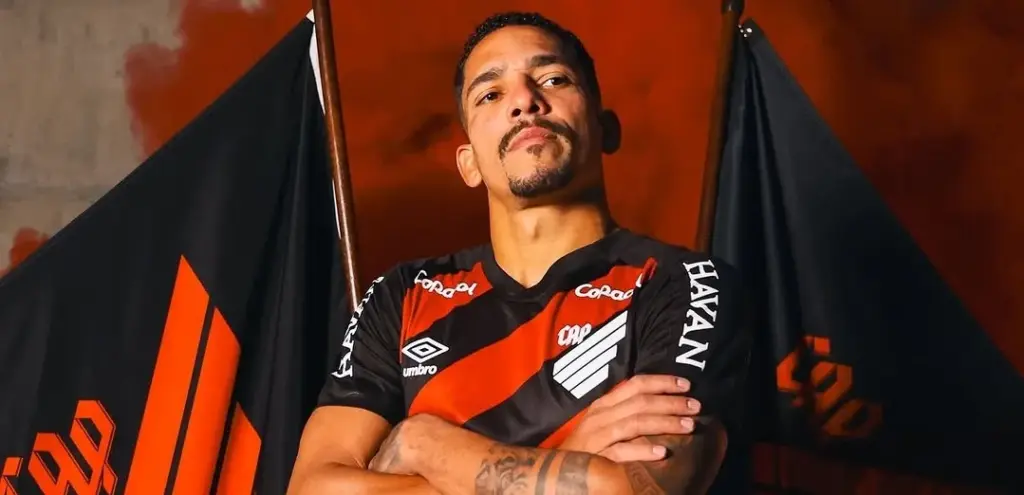 Athletico-PR confirma acerto com o lateral-direito Gilberto