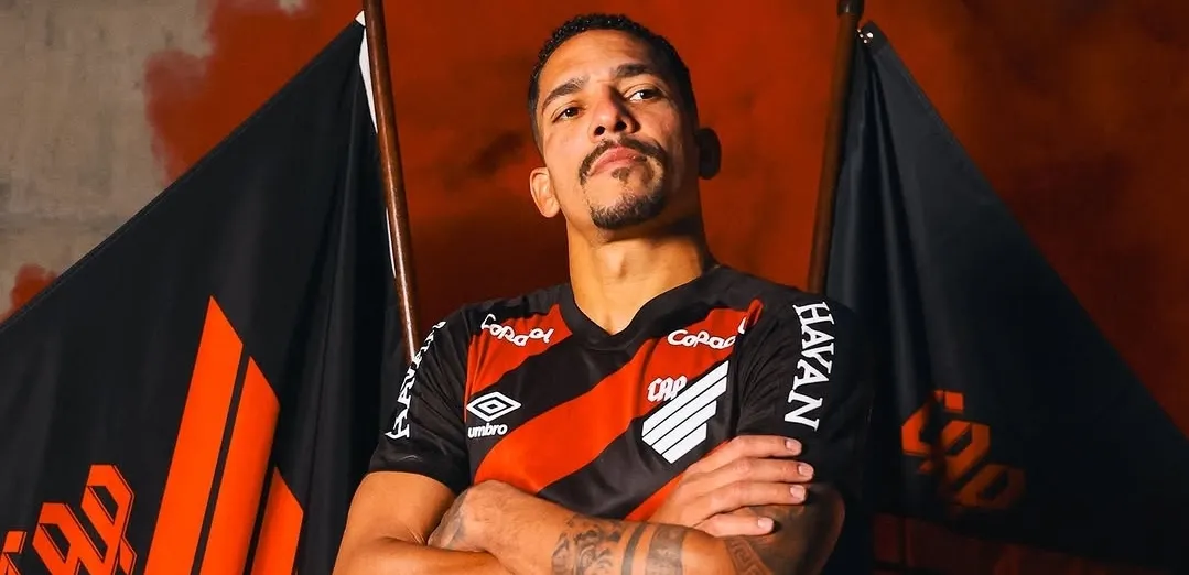 Athletico-PR confirma acerto com o lateral-direito Gilberto