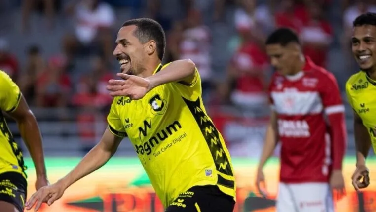 Lateral Mário Sérgio comemora primeiro gol pelo São Bernardo