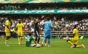 Técnico da África do Sul critica árbitro brasileiro após derrota na abertura da Copa
