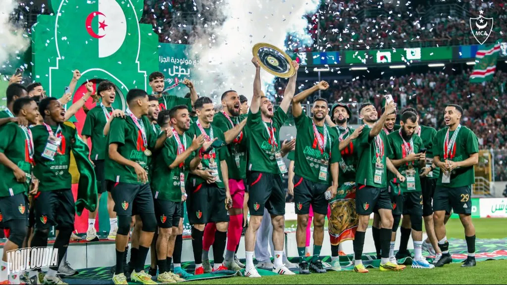 Torcida transforma cidade em 'mar vermelho' após título na Argélia 2 Mouloudia Club dAlger