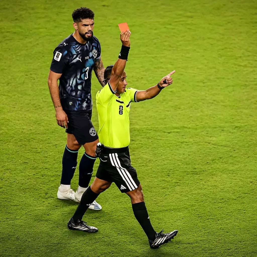 'Lei Vini Jr.' é aplicada pela 1ª vez na Copa do Mundo 2 O meia paraguaio Almirón acaba de ser expulso da partida contra a Turquia por tapar a boca