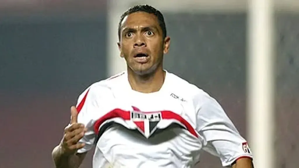 Ex-atacante Leandro é preso por dívida de pensão alimentícia