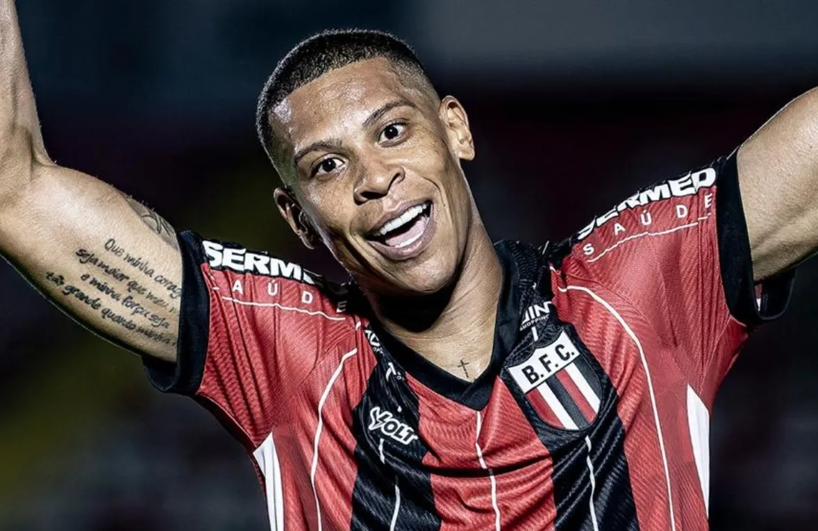 Hygor brilhou com dois gols. (Foto: Raul Ramos / Botafogo)