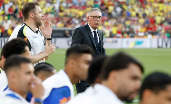 Carlo Ancelotti durante amistoso contra o Egito