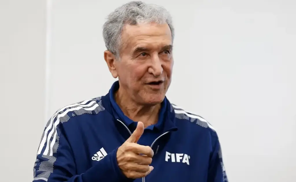 Parreira passa por cirurgia e continua sedado na UTI
