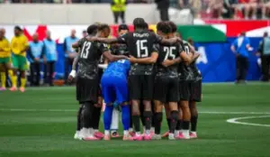 Técnico do Canadá exalta elenco após vaga nas oitavas da Copa