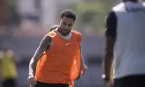 Vasco enfrenta dilema com volantes em fim de contrato