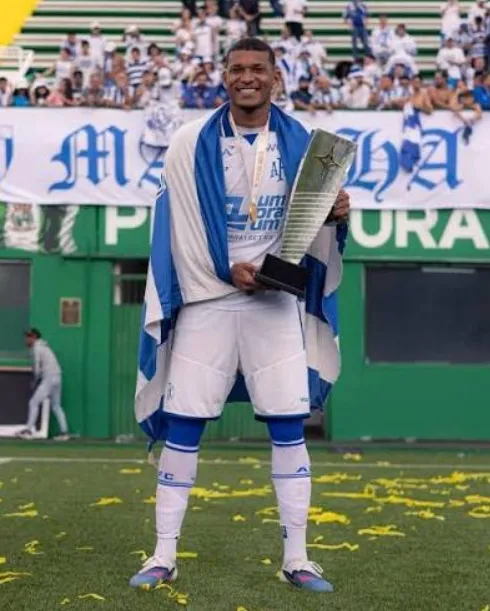 Em apenas 6 meses lateral Wallison fatura 2 títulos no Avaí 2 cfZiMzQo image