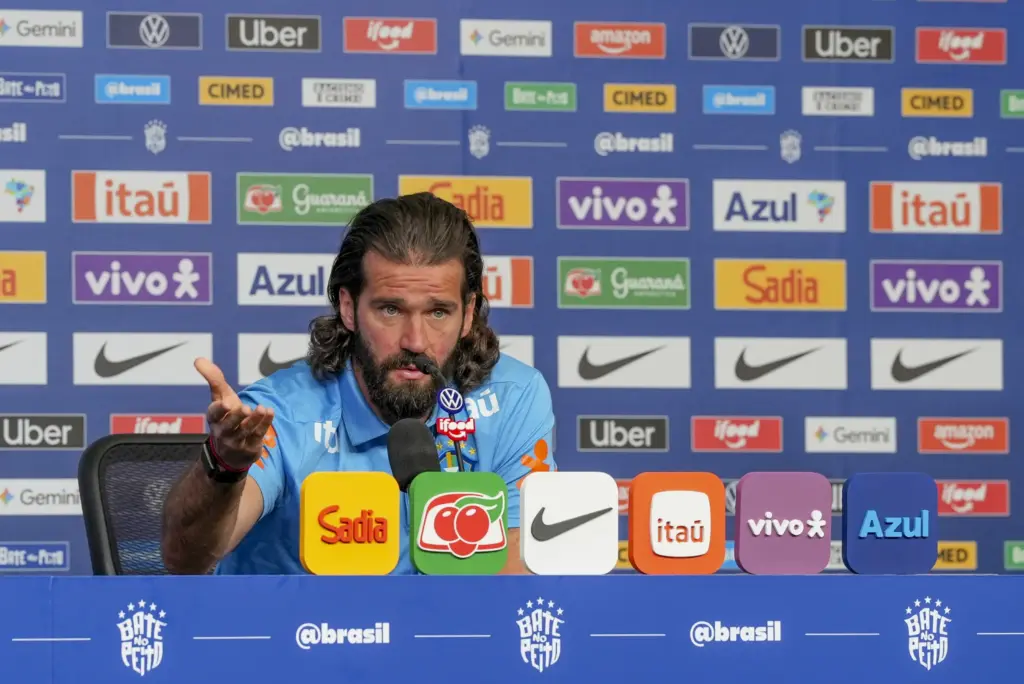 Alisson prioriza solidez defensiva do Brasil para evitar tropeços na Copa