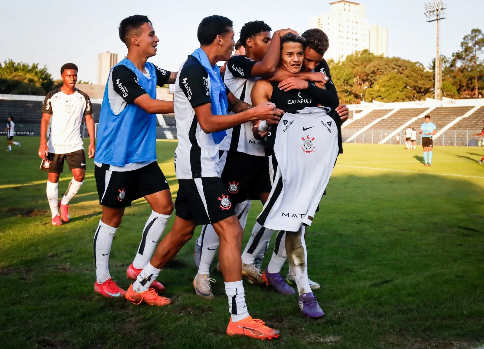 Corinthians bate Vitória Brasileiro Sub-20 A