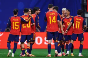 Jogadores da Espanha rebatem crise na Copa após goleada