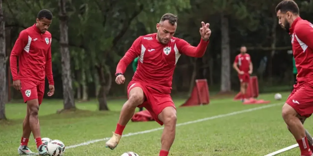 Igor Torres vira esperança de gols da Portuguesa na Série D