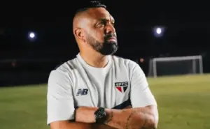 Ex-atacante Leandro Guerreiro é preso em SP por pensão