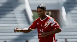 Ronaldinho Gaúcho surpreende e fecha com time da Itália
