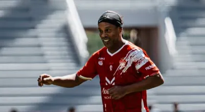 ronaldinho fecha com clube da italia