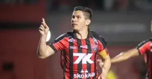 Vitória oficializa renovação com Osvaldo até fim de 2026
