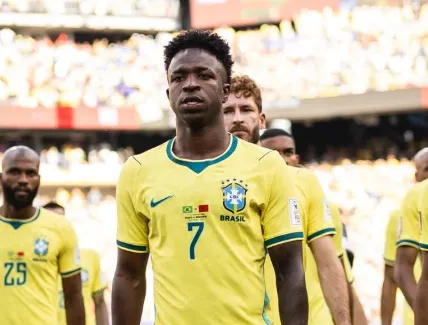 Vini Jr. negocia com o Real Madrid e entra na mira do Arsenal, segundo jornal