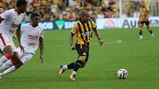 Criciúma 0 x 0 Náutico - Empate não ajuda ninguém! 3 Criciúma e Náutico empataram sem gols na tarde deste domingo (Foto: Celso da Luz)