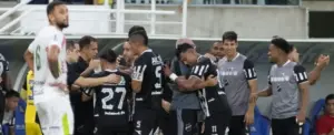 Com dedo de Waguinho Dias, atacante brilha com dois gols na classificação do ABC