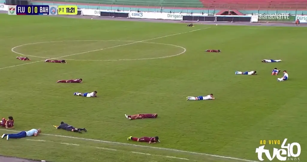 Enxame de abelhas invade estádio e provoca interrupção em jogo do sub-20