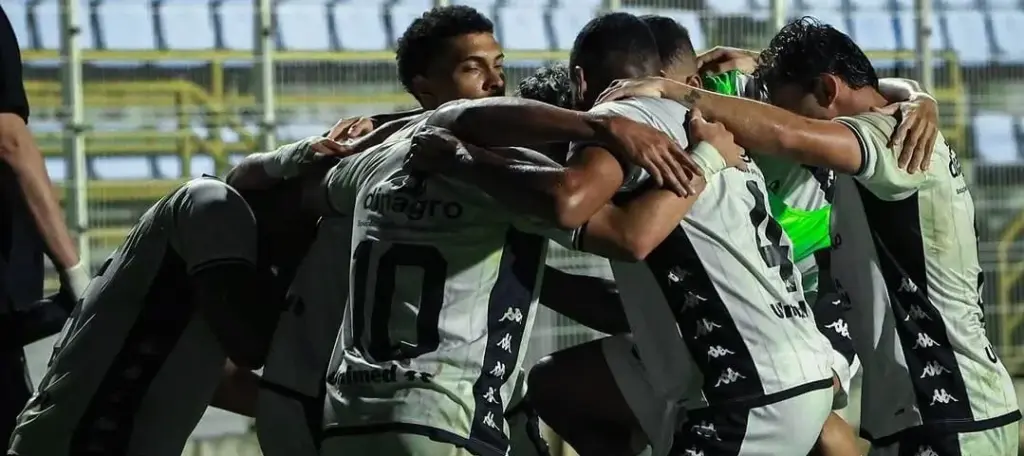 Comercial mira reforços e pode fechar com atleta do exterior