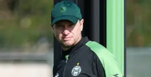 Vasco intensifica negociações para contratar técnico do Coritiba
