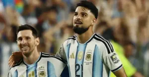 Flaco López ganha elogios por não dar as costas na premiação da Copa