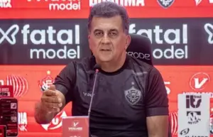 Presidente do Vitória ironiza arbitragem: 'Parabéns'