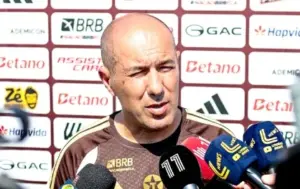 Leonardo Jardim define prioridades do Flamengo no mercado