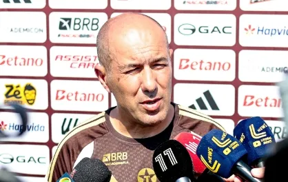Leonardo Jardim define prioridades do Flamengo no mercado
