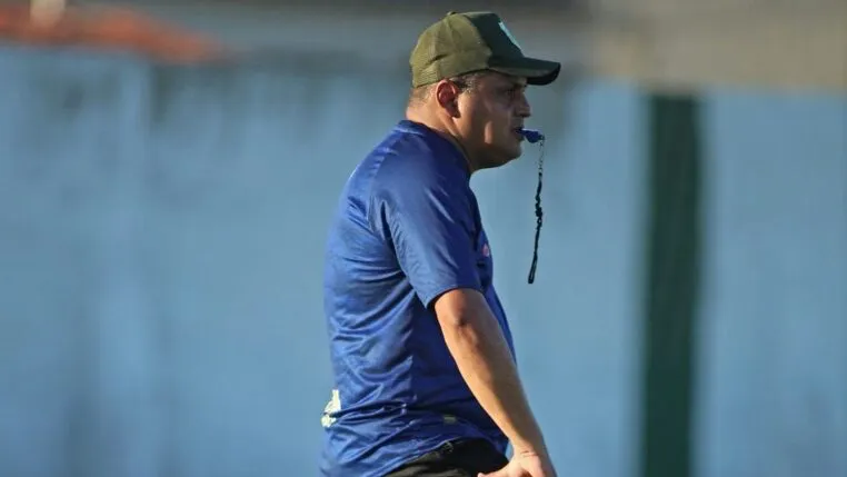 Leston Júnior exalta evolução do Floresta e projeta duelo contra o Guarani