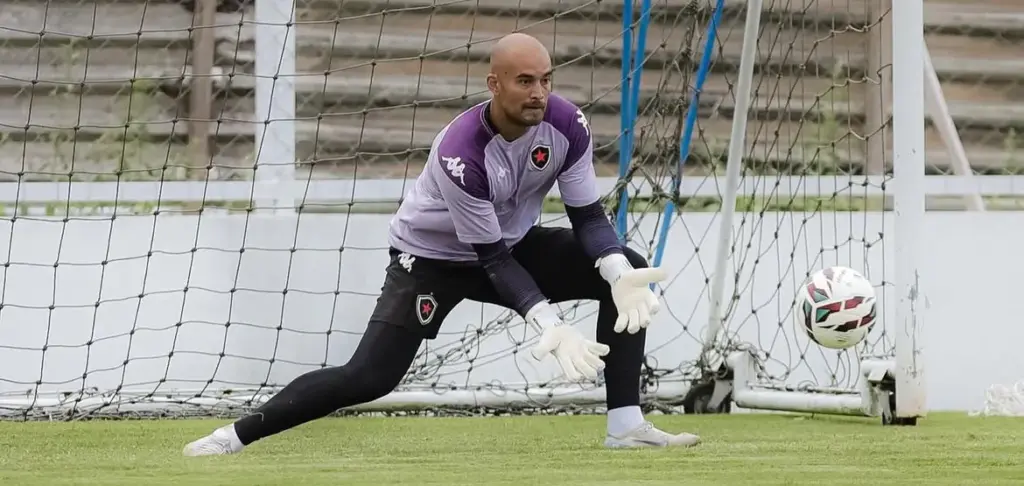 Botafogo-PB encaminha saída do goleiro Max Walef