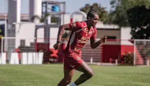 Douglas Mendes aparece no BID e pode estrear pelo Vila Nova