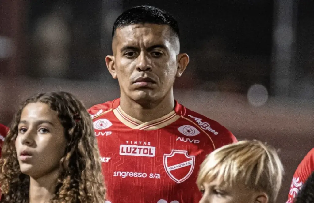Igor Cariús celebra 1ª vitória em casa pelo Vila Nova e elogia torcida