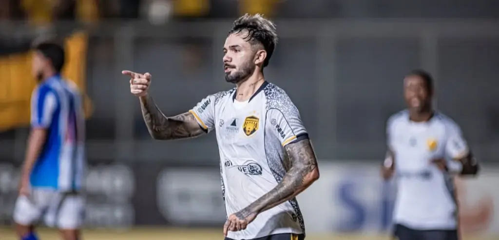 Após jejum, Schiappacasse faz dois gols e lidera ataque do Amazonas